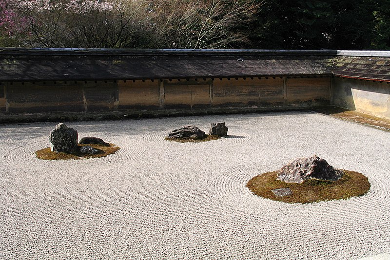 Part of the garden at Ryōan-ji, By Stephane D'Alu - Stephane D'Alu's photo, CC BY-SA 3.0, https://commons.wikimedia.org/w/index.php?curid=24502